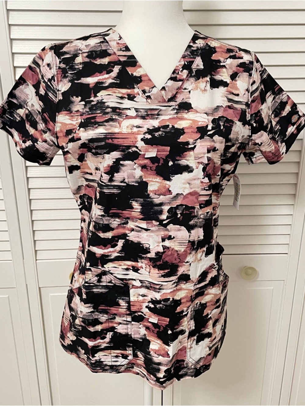 NWOT Dickies Camo Scrub Top Shirt Medical Pockets Pink Black V-Neck Short-Sleeve